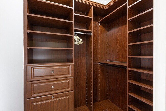 Building Photo - 11355 Pond View Dr