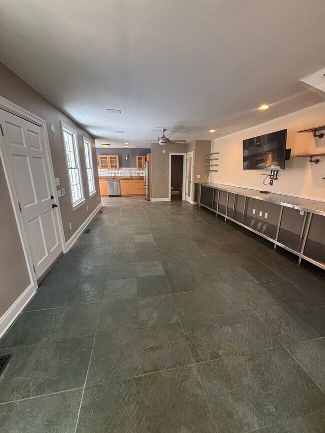 Building Photo - 2 Bedroom 2.5 Bathroom in The Charleston P...