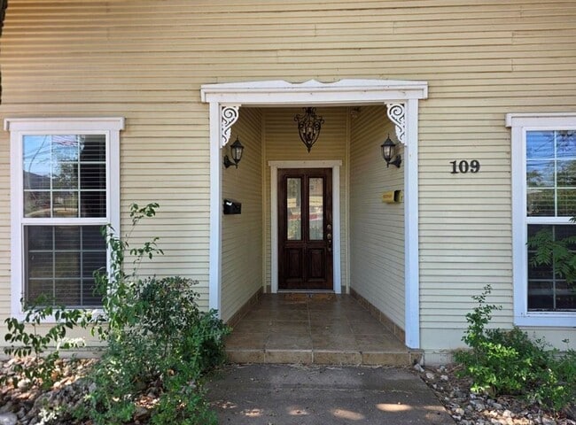 Building Photo - FOR LEASE!!