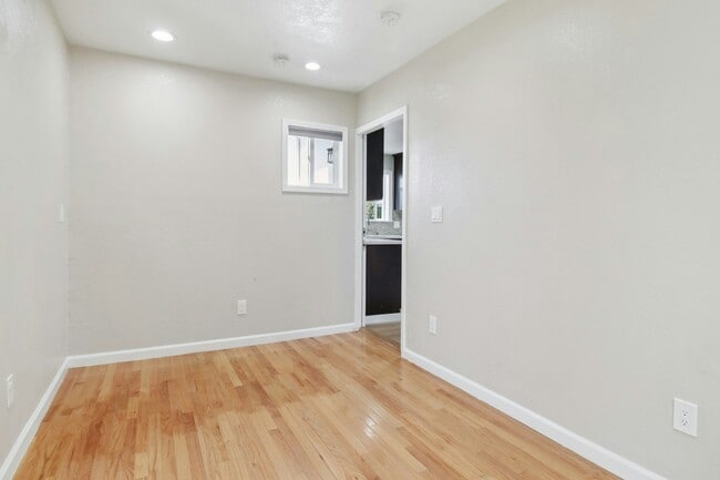 Building Photo - 105 S King Rd