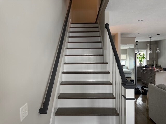 Building Photo - 176 Main St