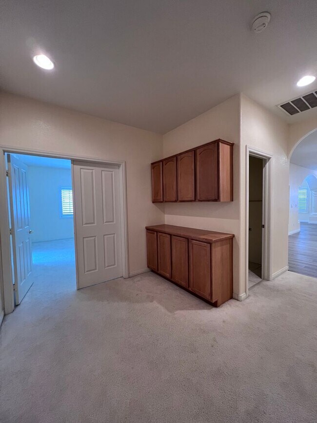 Building Photo - 678 Kentons Run Ave