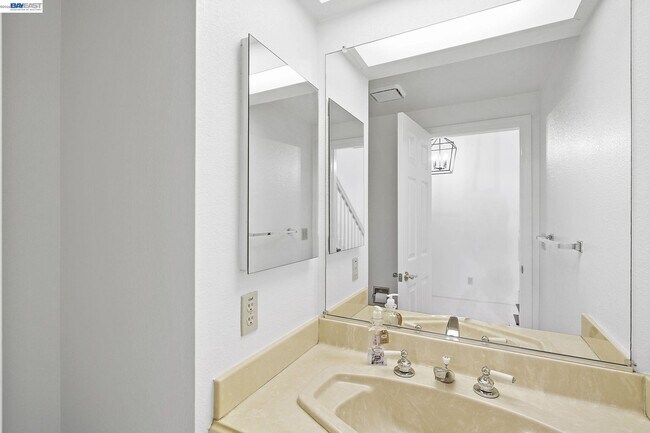 Building Photo - 493 S Clovercrest Ln