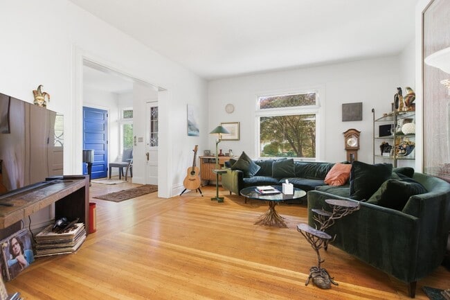 Building Photo - Stunning 5 Bedroom 2.5 Bathroom Home in Squirrel Hill