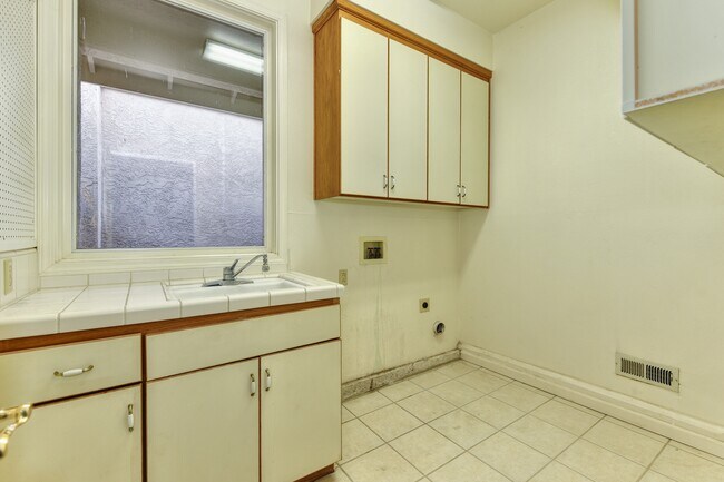 Building Photo - 6533 Chesbro Cir