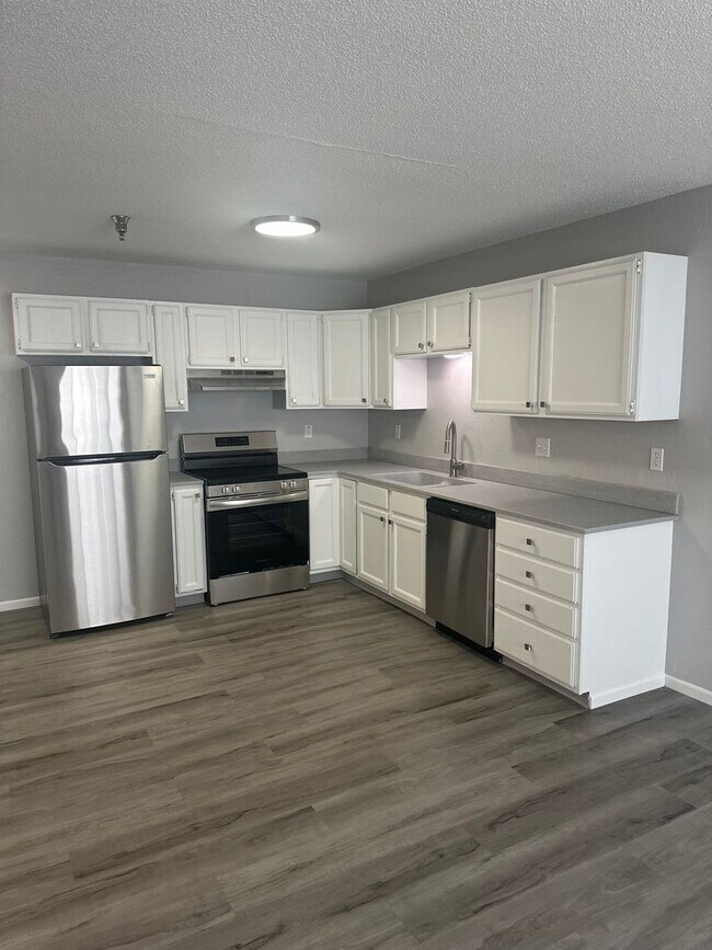 Building Photo - Spacious first floor one bedroom with mode...