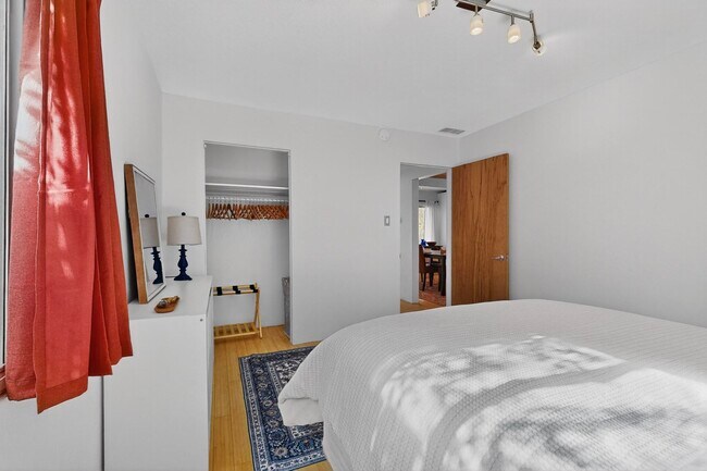 Building Photo - 1640 Stanford Dr NE