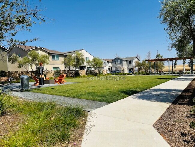 Building Photo - 616 Ophelia Ave