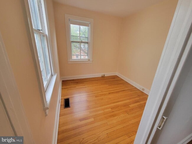 Building Photo - 10 Charlton St