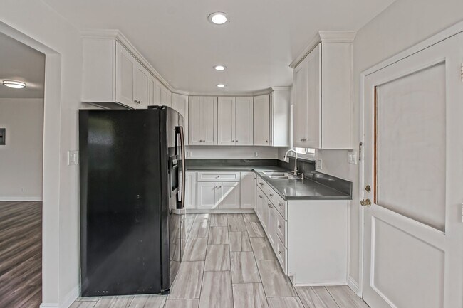 Building Photo - 11864 Manor Dr