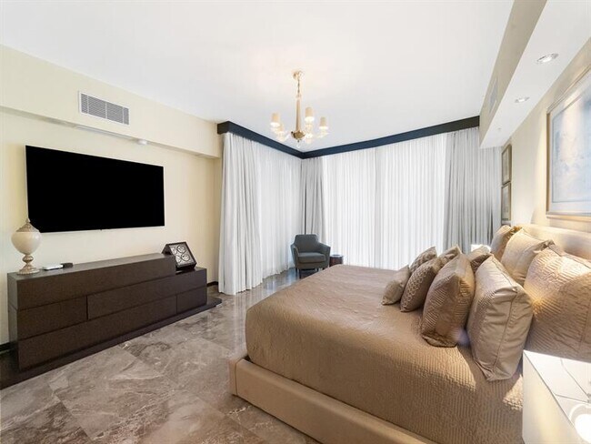 Building Photo - 333 Las Olas Way