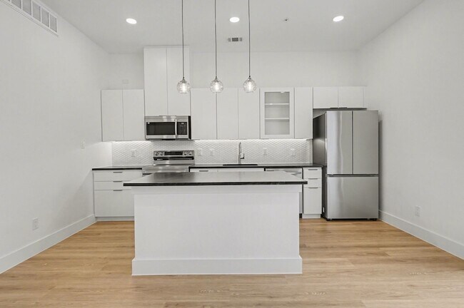 Building Photo - 2217 N Fitzhugh Ave