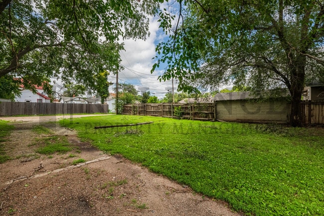 Building Photo - 2147 N Park Pl