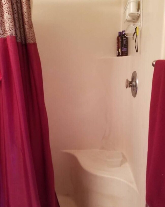 Building Photo - 3 bedroom 2 bath 2 car garage rental