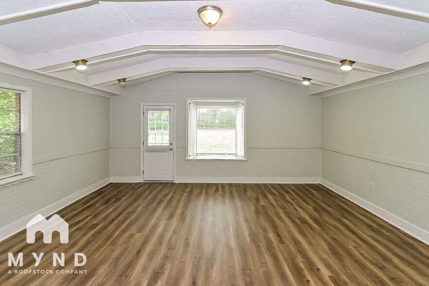 Building Photo - 5652 Chickasaw Dr