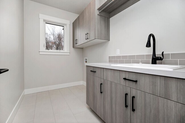 Building Photo - Luxury 5 Bed, 3 Bath home with over 3,000 sq. ft.