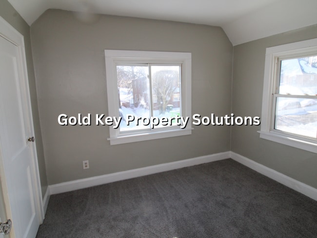 Building Photo - Spacious 3 BR 1 BA House with Dining Room and Basement (NO SECTION 8)