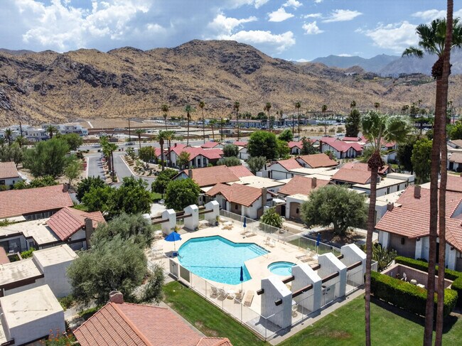 Building Photo - 2490 E Miramonte Cir