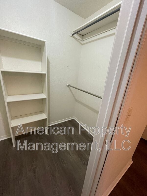 Building Photo - 4405 S Gum Ave