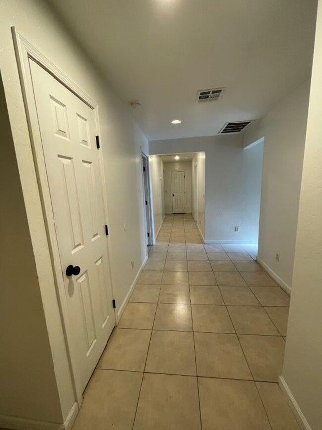 Building Photo - 600 S Roosevelt St