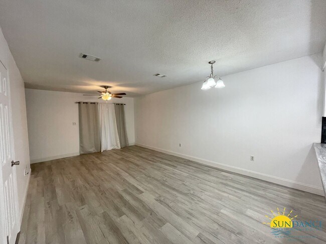 Building Photo - Lovely 2 Story end unit Townhouse in Fort Walton!