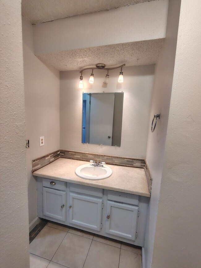 Building Photo - Duplex for Lease in Midwest City May