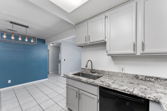 Building Photo - Charming 2 Bedroom 2 Bath Duplex
