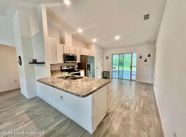 Building Photo - 499 Oakleaf St SW