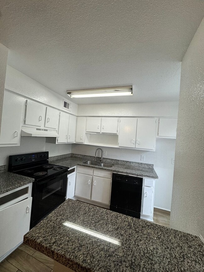 Building Photo - 2 Bedrooms / 2 Baths updated condo