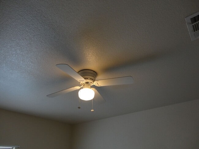 Building Photo - Nice 4 bedroom house close to down town!