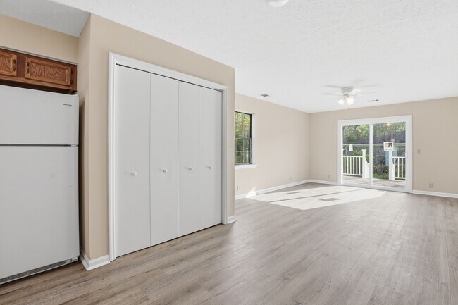 Building Photo - Ash St Ex