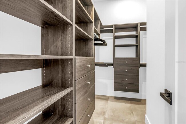 Building Photo - 2065 Goldenrod St