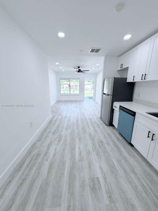 Building Photo - 134 SW 14th Ave