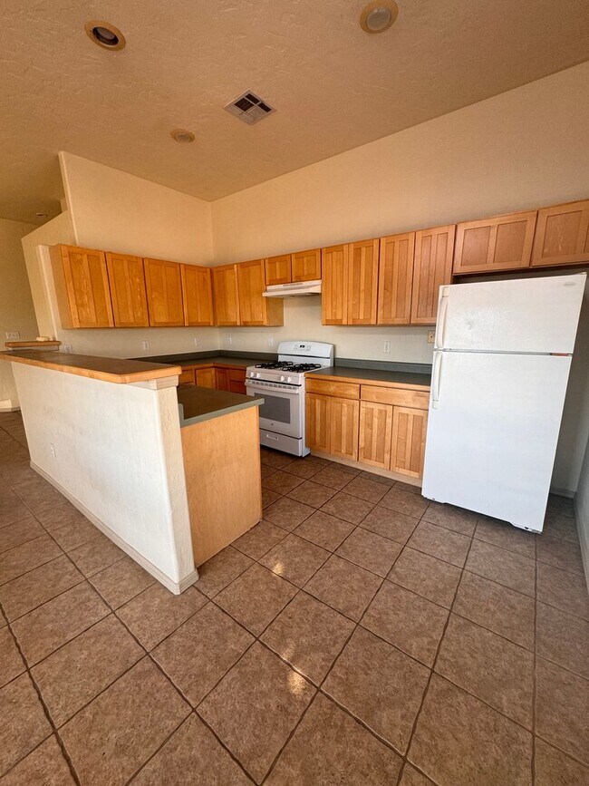 Building Photo - Adorable Towhhome Located off Foothills