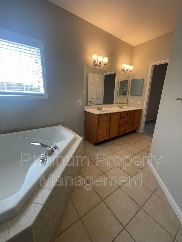 Building Photo - 48 Weyman Ave SW