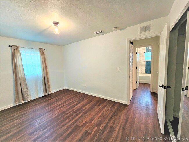 Building Photo - 261 6th Dr SW