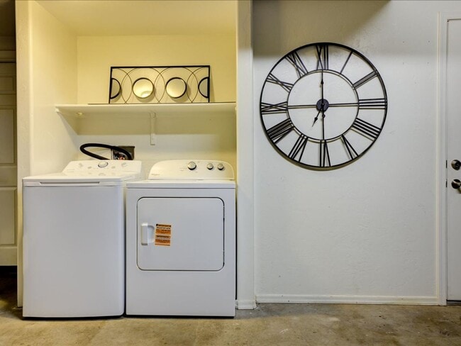 Building Photo - Beautiful 3 Bedroom Home with Office & Des...