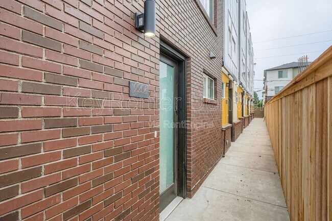 Building Photo - 2208 S Albion St