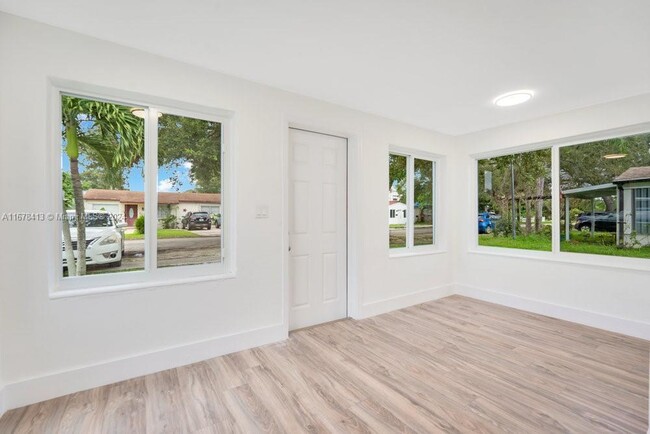 Building Photo - 3 bedroom in Hollywood FL 33020