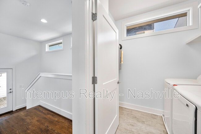 Building Photo - 962 9th Ave S