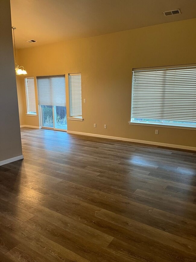 Building Photo - 3 Bedroom 2 Bath Single Family Home