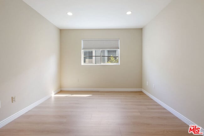 Building Photo - 2020 Penmar Ave