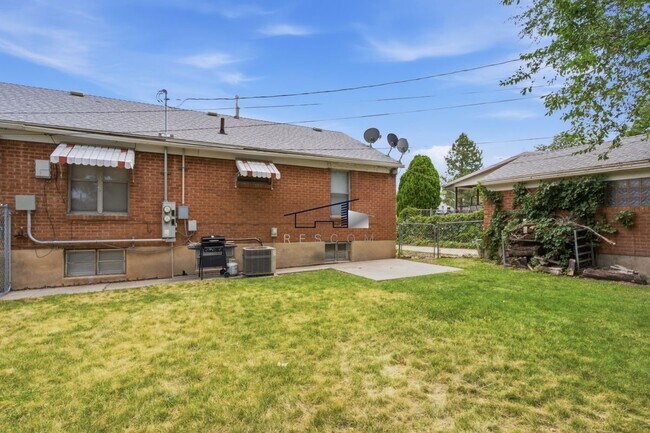 Building Photo - 3729 Quincy Ave