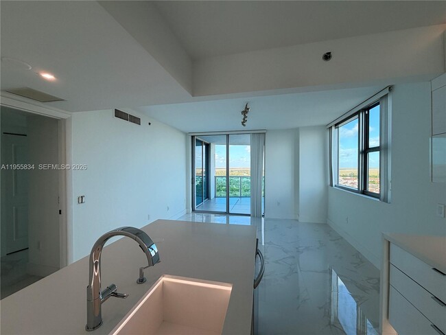 Building Photo - 2641 N Flamingo Rd