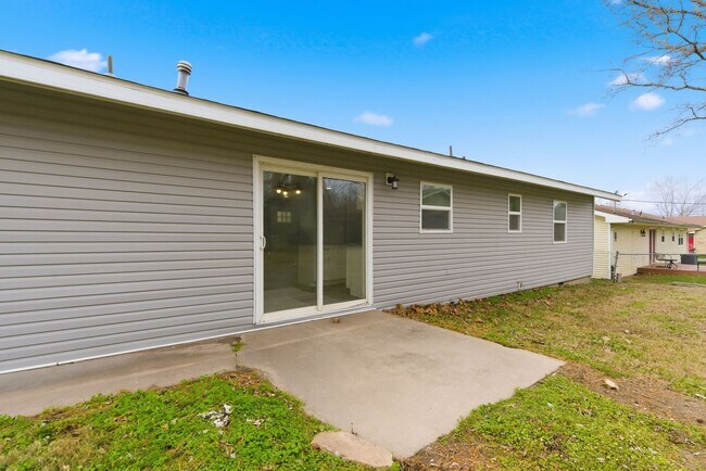 Building Photo - Newly Remodeled | 4 Bedroom | 3 Bathroom | 2 Ensuite's | Nixa, MO School District!