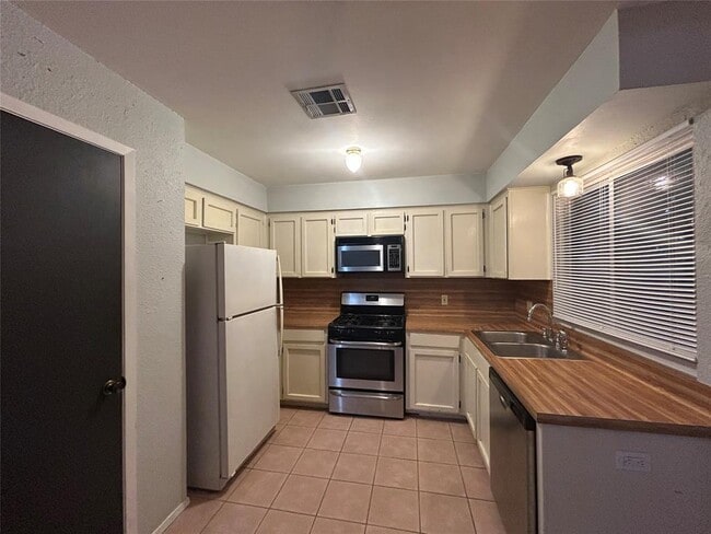 Building Photo - 7316 Lake Charles Dr