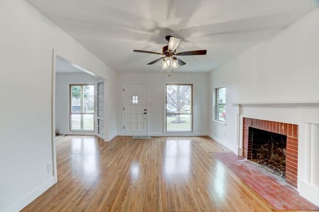 Building Photo - Brookside Bungalow! Newly Remodeled!