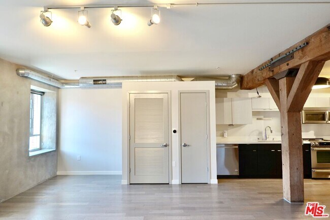Building Photo - 527 Molino St