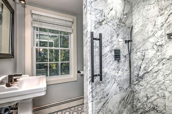 Building Photo - 1591 Huntington Turnpike