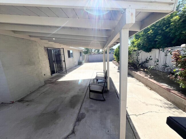Building Photo - Charming 4 bedroom house with extra living...
